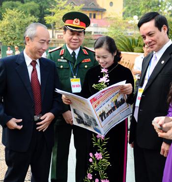 Nguyên Chủ tịch Huỳnh Đảm, các Phó Chủ tịch Bùi Thị Thanh, Lê Bá Trình cùng các Đại biểu dự Đại hội