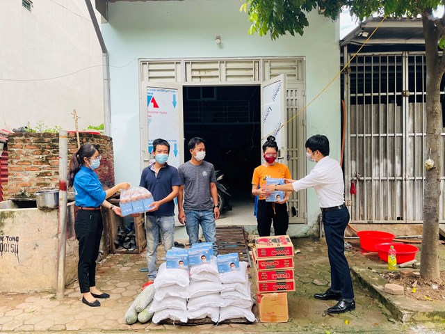 Chủ tịch Ủy ban MTTQ phường Dương Nội Nguyễn Hữu Quang (ngo&agrave;i c&ugrave;ng b&ecirc;n phải) hỗ trợ người d&acirc;n gặp kh&oacute; khăn do dịch Covid-19.